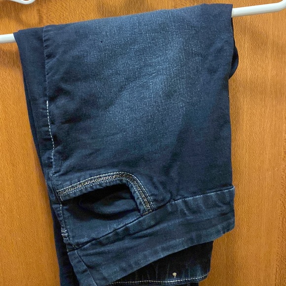 I am selling a pair of jeans. - Picture 2 of 2
